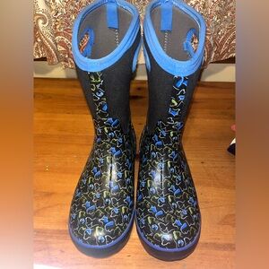 BOG BOOTS - Cats and Dogs print - size 6 kids - LIKE NEW!